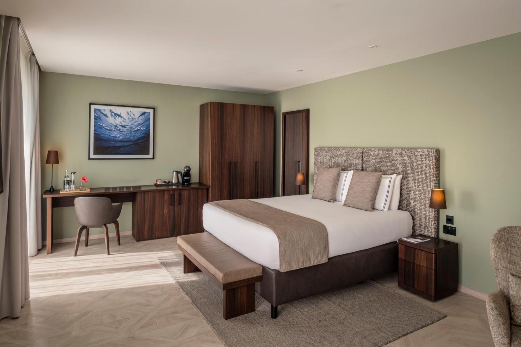 Waterfront Hotel 4*