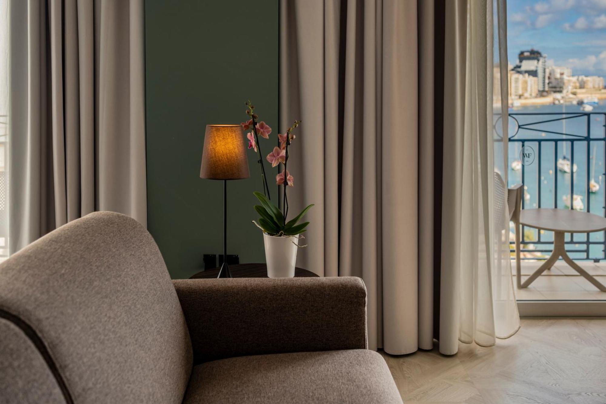 Waterfront Hotel 4*