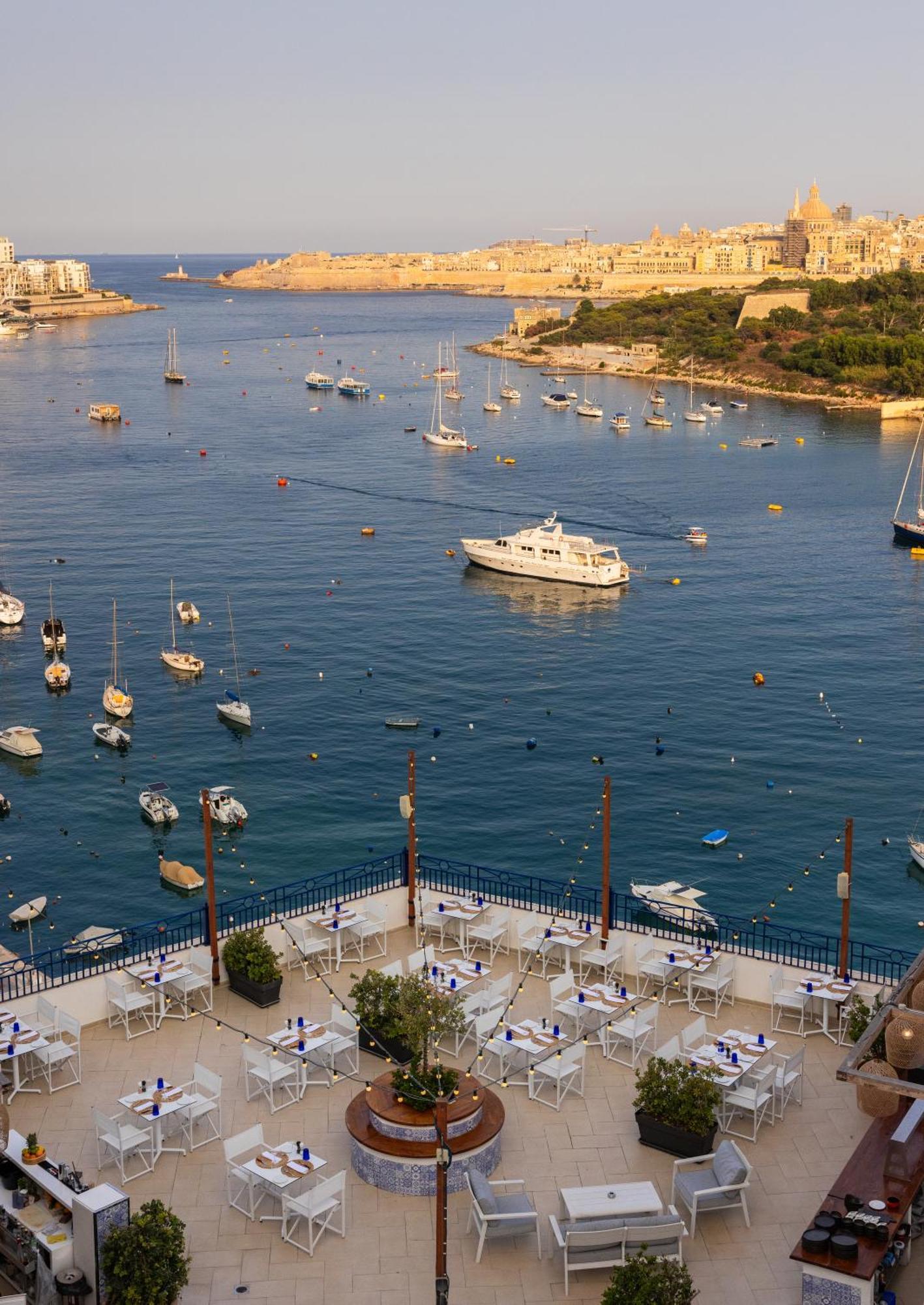 Waterfront Hotel 4*