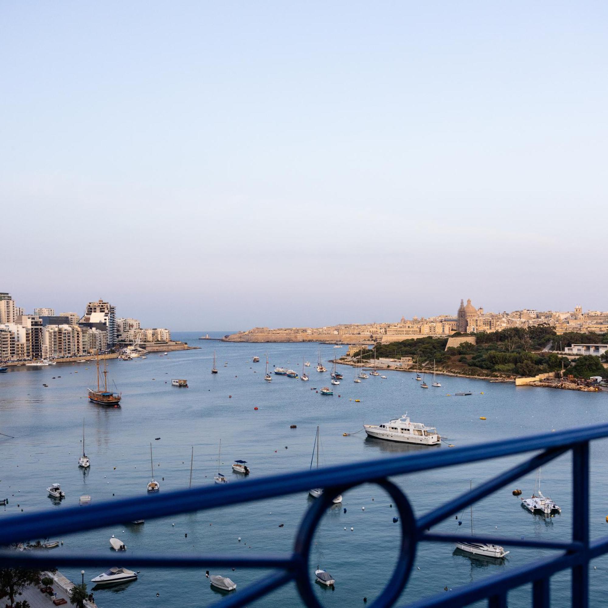 Waterfront 4*