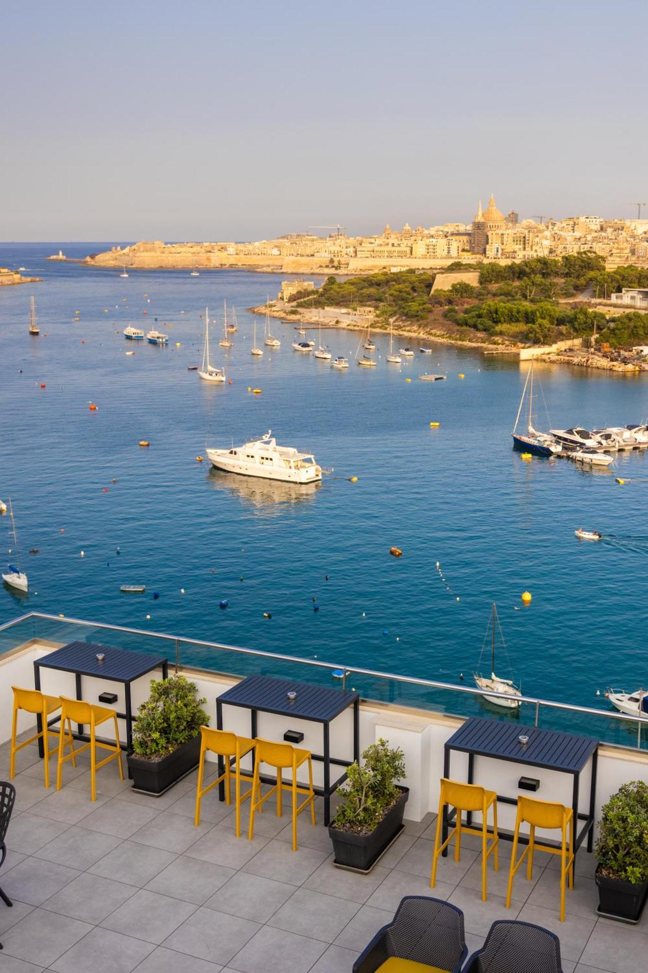 Waterfront Hotel 4*