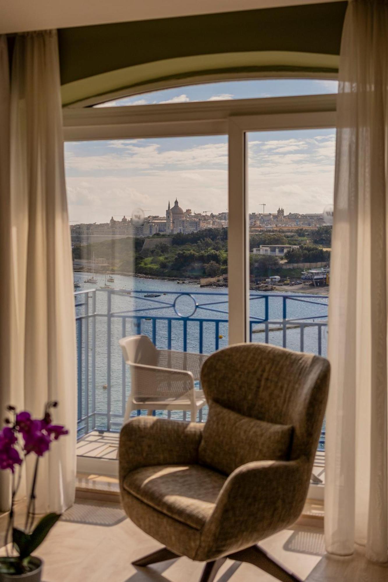 Waterfront 4*
